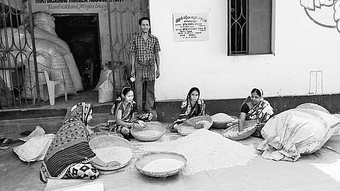 Women busy making ‘mudhi’ at Tambakhuri in Mayurbhanj district | Express