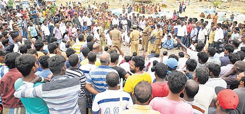 Police negotiate with two opposing groups at Nochikuppam on Wednesday | d samapathkumar