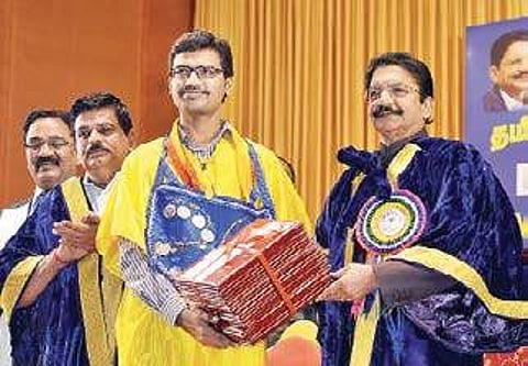 Topper K Rajamanickam with Governor Ch Vidyasagar Rao during the TANUVAS convocation | Express