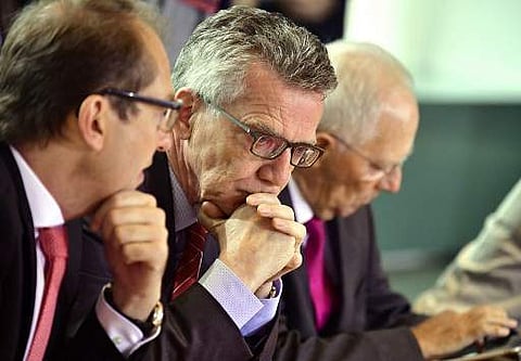 German Interior minister Thomas de Maiziere (C) (File | AFP)