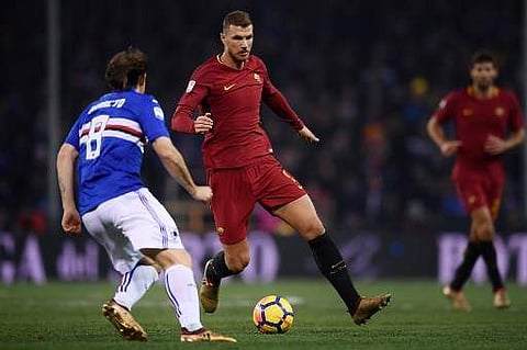 AS Roma's Edin Dzeko (right) vies for the ball with Sampdoria's Edgar Baretto. | Photo: AFP