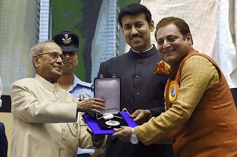 President Pranab Mukherjee presents Best Supporting Actor Award to Manoj Joshi. (Photo|PTI)