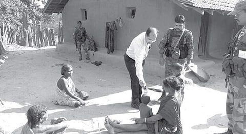 Dr Abhishek Pallava, SP, Kondagaon, interacting with villagers | EPS