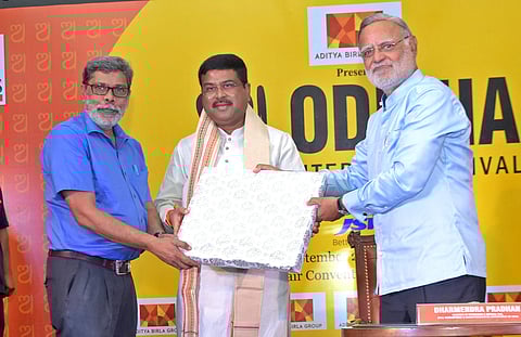 Union Petroleum Minister Dharmendra Pradhan being felicitated by Editor of The New Indian Express GS Vasu and Editorial Director Prabhu Chawla at the seventh edition of Odisha Literary Festival-2018 in Bhubaneswar on Sunday. ( Photo | Biswanath Swain/ EPS