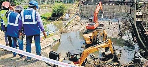 A massive jaw-cutter machine is demolishing the Majerhat Bridge, a section of which collapsed on September 4 that claimed three lives.
