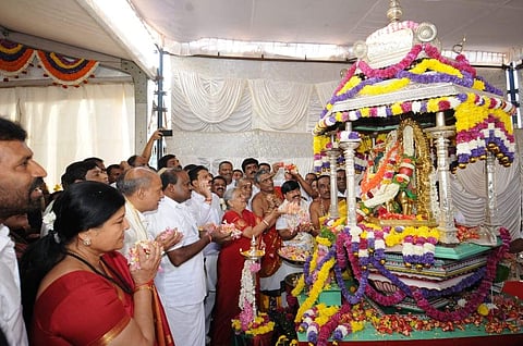 Infosys Foundation chairman Sudha Murthy inaugurated Mysuru Dasara festival atop of Chamundi hill in Mysuru on Wednesday. CM H D Kumaraswamy others are seen. (Photo| Udayshankar S/EPS)