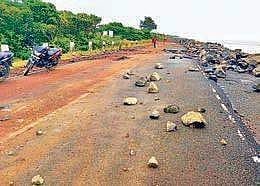 The cyclone threw normal life out of gear as heavy to very heavy rains started lashing East Godavari district since late Wednesday night | EPS