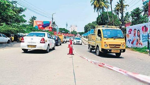 Ropes being used to regulate traffic along the Kaloor- Kathrikadavu Road Albin Mathew