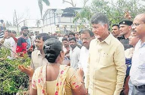 Chief Minister N Chandrababu Naidu visited Akkupalli and Baipalli villages of Vajrapukotturu mandal and interacted with people | EPS