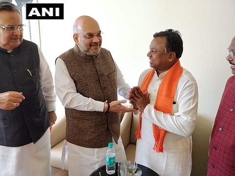 Congress Chhattisgarh working president and Pali-Tanakhar MLA, Ramdayal Uike joined BJP in presence of Amit Shah and CM Dr.Raman Singh. (Photo|ANI)