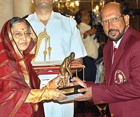 Shabbir Ali (right) receiving the Dhyan Chand Award from Pratibha Patil on National Sports Day