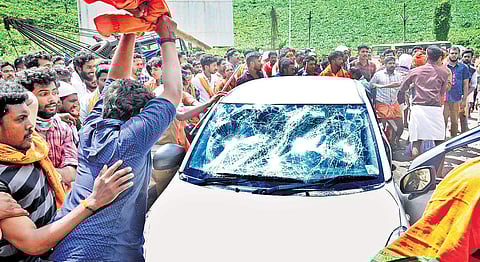 Protesters attack journalists’ vehicles as they arrive to report the Sabarimala temple reopening after the Supreme Court verdict allowing the entry of women. | (Shaji Vettipuram | EPS)