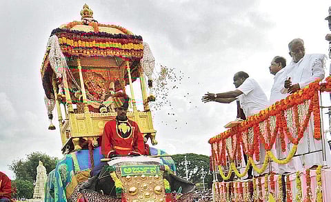 H D Kumaraswamy offers floral tributes to Goddess Chamundeshwari during Jamboo Savari in Mysuru on Friday | Udayashankar S