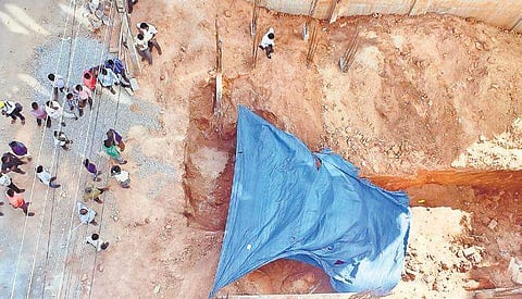 The victim was inside the trench fitting pipes when the soil on the sides gave way, burying him under a mound of soil and debris. (Representative Image)