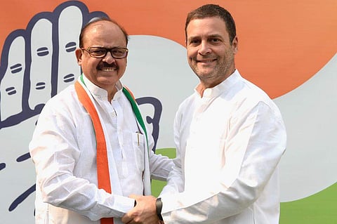 Former NCP leader Tariq Anwar joined Congress in presence of party president Rahul Gandhi. (Photo| ANI)