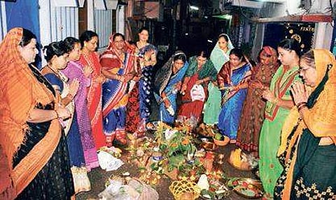 On the wee hours of next day, the mothers take a holy dip in the nearby river or tank and perform rituals on the banks of the river.