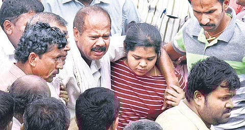 Ramila’s husband Umashankar and daughter Bhoomika Rani during her last rites on Friday.
