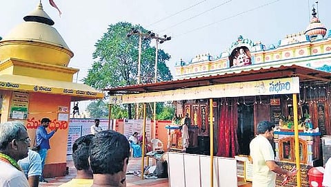 Unidentified persons murdered the watchman of Saibaba temple and stole cash from the temple hundies, in Kothagudem on Sunday | Express