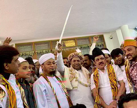 Karnataka Minority Welfare Minister BZ Zameer Ahmed Khan met former CM Siddaramaiah at his residence in Bengaluru today to celebrate Tipu Jayanthi. (Photo: Twitter / ANI)