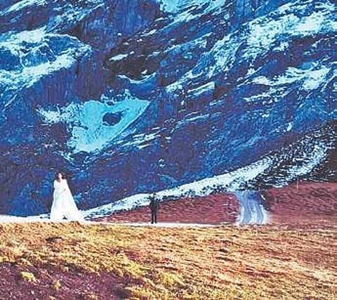 Abhishek and Tanya Hope battle cold in Switzerland for Amar