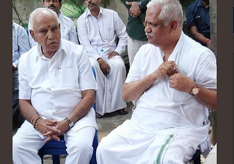 Karnataka BJP chief BS Yeddyurappa and BJP National General Secretary BL Santosh pay their last respects to Union Minister H N Ananth Kumar outside his home. (Photo | Nagaraja Gadekal/ EPS)