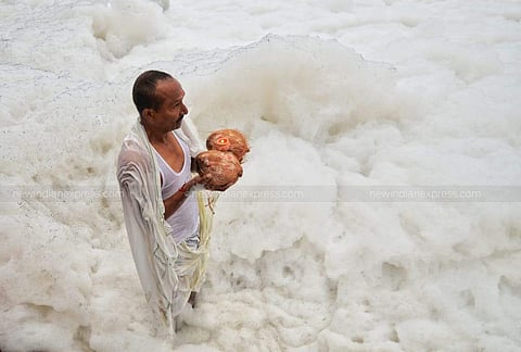 A Hindu devotee offers prayers during the Chhath festival on the banks of highly polluted river Yamuna in New Delhi. (Photo| Naveen Kumar/EPS)