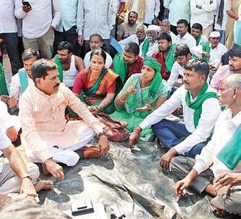 Farmer leader Mahadev Madiwal addressing protesters