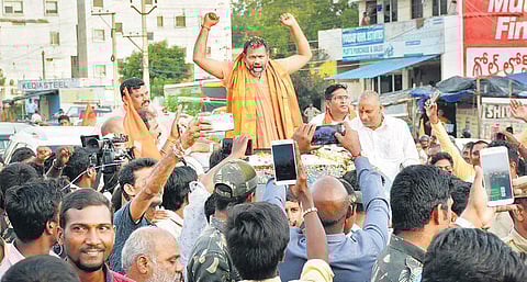 Swami Paripoornanda surrounded by supporters (File photo | EPS)