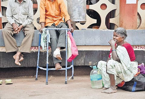 Patients waiting outisde Osmania Hospital after junior doctors protest against TRS leadear KT Rama Rao’s assurances of training and certification | R Satish Babu