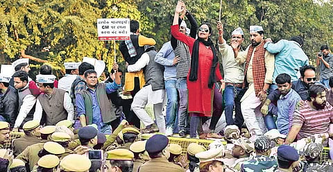 AAP workers outside the BJP head office in Delhi | PARVEEN NEGI