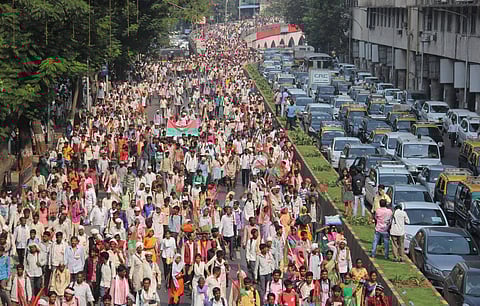 Farmers march heading towards Azad maidan from Lalbaug area, demanding better compensation (Photo |EPS/Bhushan Koyande)