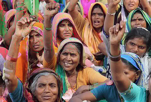 Farmers march heading towards Azad maidan from Lalbaug area, demanding better compensation (Photo |EPS/Bhushan Koyande)