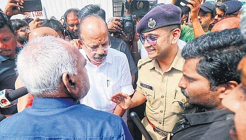 GH Yathish Chandra IPS having a word with Union Minister Pon Radhakrishnan as BJP's AN Radhakrishnan looks on (File photo | EPS)