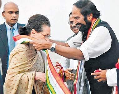 TPPC chief Uttam Kumar Reddy greets UPA chairperson Sonia Gandhi at the airport