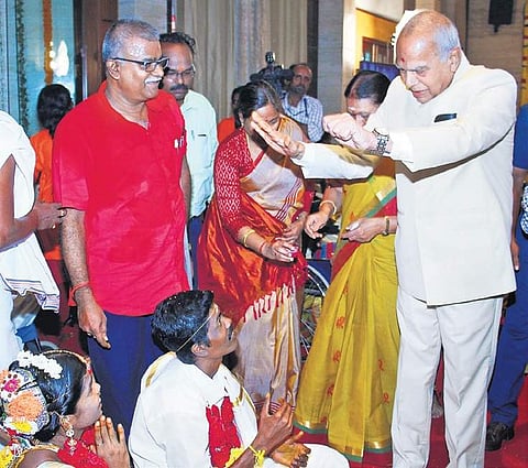 TN Governor Banwarilal Purohit was the chief guest of the event and he blessed the couples Debadatta Mallick