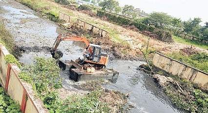 A worker involved in cleaning the Parvathy Puthanar canal at Karikkakom part in Thiruvananthapuram on Monday Vincent Pulickal