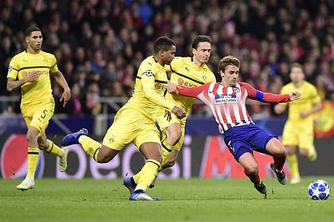 Atletico Madrid's French forward Antoine Griezmann (R) vies with Borussia Dortmund's Danish midfielder Thomas Delaney (2R) and Borussia Dortmund's Swiss defender Manuel Akanji during the UEFA Champions League group A football match between Club Atletico d