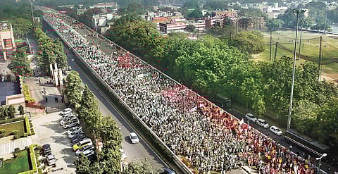 Farmers from across the country, who had gathered at Ramlila Maidan on Thursday, march towards Parliament to press for their demands on Friday | Shekhar yadav