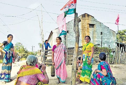Women discussing their party preferences at Kudurupalli in Manthani | Express