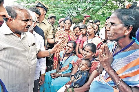Chief Minister H D Kumaraswamy interacts with street vendors and farmers at M M Hills on Firday | Express