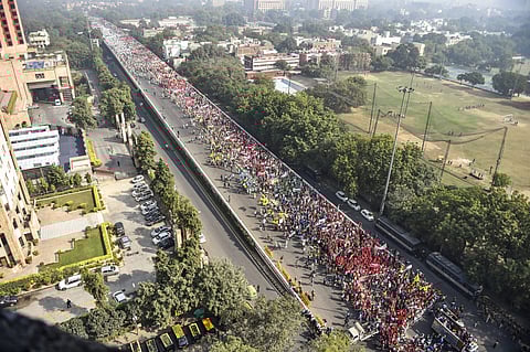 AIKSCC members and farmers march towards Parliament to press for their demands at Ranjit Singh flyover in New Delhi on Friday | PTI