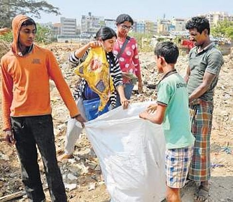 Volunteers join hands on Sunday to clean Thubarahalli area | pushkar v