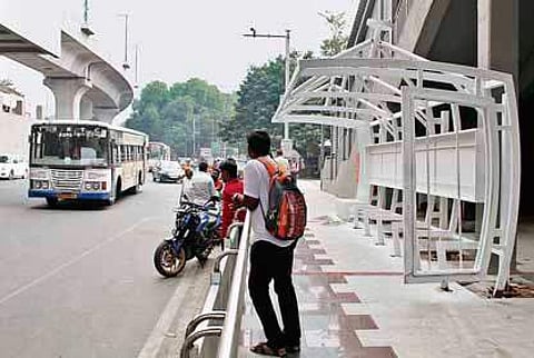 New bus stop causing hinderance to vehicular movement at Lakdi-Ka Pul, in Hyderabad on Monday |Sathya Keerthi