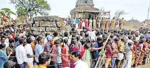Devotees thronging the Mangala Devi Temple to offer prayers during the annual Chithra Pournami Festival | Vincent Pulickal
