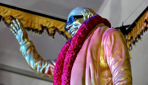 Sonia Gandhi unveils Karunanidhi's bronze statue at DMK party office in Chennai
