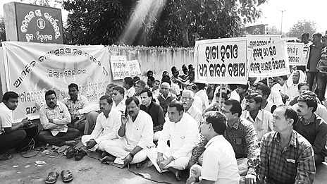 Farmers stage a dharna in front of forest office at Parjang demanding relief and compensastion for those affected by animal attacks.