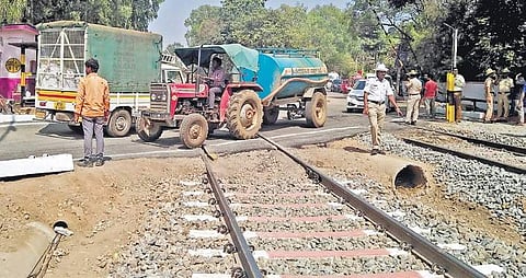 Due to the narrow road at Karmelaram level crossing gate, it takes motorists a long time to leave the spot even after the railway gate is opened | s lalitha