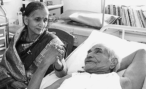 Late Indian social worker Baba Amte with his wife Sadhna (Photo | PTI)