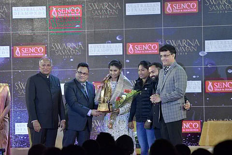 Mithali Raj receving the Swarna Samman. (Twitter image | @sencogoldindia)