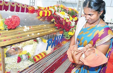A woman pays her last respects to Sulagitti Narasamma at Amanikere in Tumakuru;